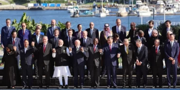G20'de aile fotoğrafında el ele poz