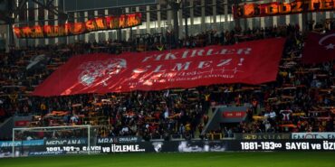 Göztepe'den Mustafa Kemal Atatürk pankartı: "Fikirler ölmez"