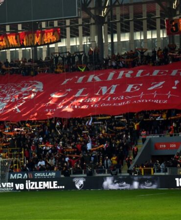 Göztepe'den Mustafa Kemal Atatürk pankartı: "Fikirler ölmez"