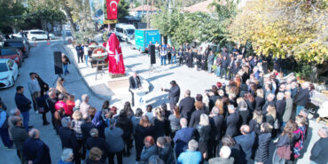 İzmir Güzelbahçe'ye Atatürk’ün yeni heykeli dikildi