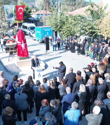 İzmir Güzelbahçe'ye Atatürk’ün yeni heykeli dikildi