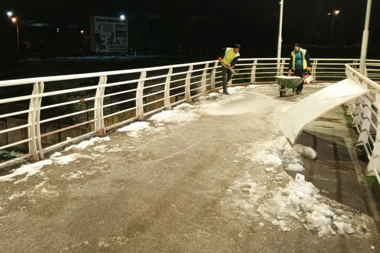 Kocaeli'nde üst geçitlere buzlanma müdahalesi