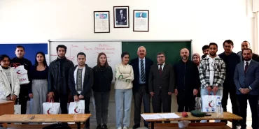 Malatya Doğanşehir'de üniversiteye hazırlık setleri dağıtıldı