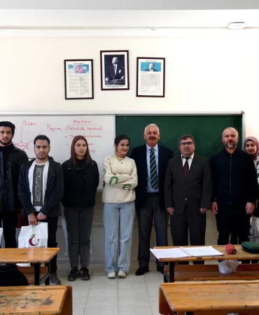 Malatya Doğanşehir'de üniversiteye hazırlık setleri dağıtıldı