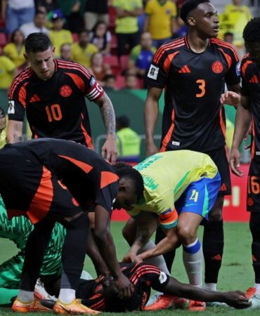 Galatasaraylı futbolcu Davinson Sanchez'in korku dolu anları: Kafa kafaya çarpıtı, bilinç kaybı yaşadı