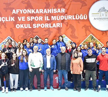 Afyonkarahisar’da Gençler Serbest Güreş Heyecanı Sona Erdi: Dereceye Giren Sporcular Belli Oldu