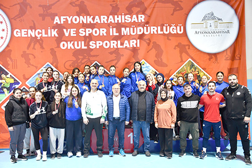 Afyonkarahisar’da Gençler Serbest Güreş Heyecanı Sona Erdi: Dereceye Giren Sporcular Belli Oldu