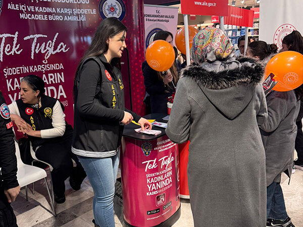 AVM’de 460 Kadına KADES Anlatıldı: Emniyetten 8 Mart’ta Farkındalık Çalışması